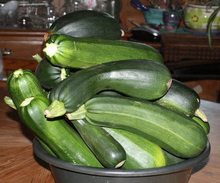 How many zucchinis in this bowl?