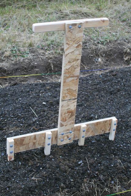 Fully adjustable hole maker for planting garlic